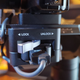 El perno para ajustar el carril en el que va montada la cámara. Debajo el conector para el microUSB o el emisor de infrarrojos